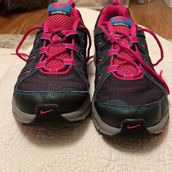 Nike Alvord 10, size 9, women’s sneaker. Black-gray-pink. Very good condition. - Picture 6 of 8